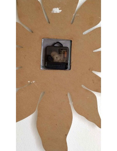 Orologio-da-parete-in-legno-a-forma-di-sole-bianco-e-artigianale-3