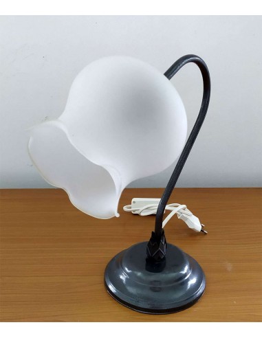 Lampada-da-comodino-in-ferro-battuto-con-diffusore-a-tulipano-in-vetro-satinato