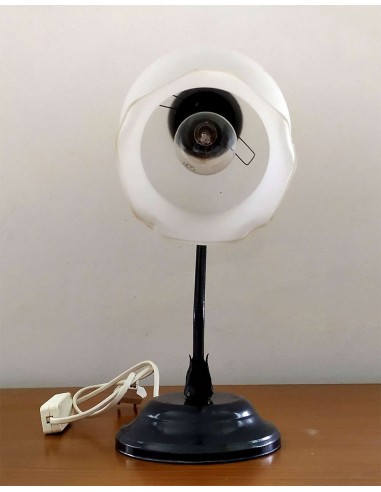 Lampada-da-comodino-in-ferro-battuto-con-diffusore-a-tulipano-in-vetro-satinato-1