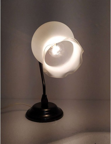 Lampada-da-comodino-in-ferro-battuto-con-diffusore-a-tulipano-in-vetro-satinato-accesa