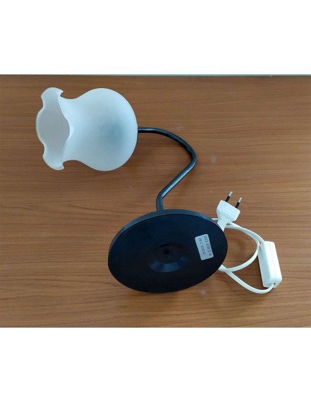 Lampada-da-comodino-in-ferro-battuto-con-diffusore-a-tulipano-in-vetro-satinato-3