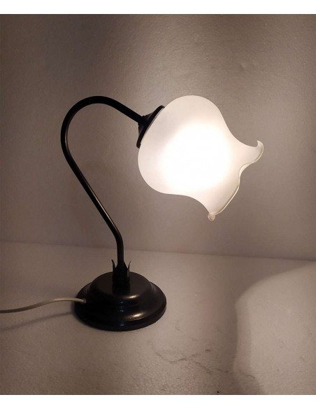 Lampada-da-comodino-in-ferro-battuto-con-diffusore-a-tulipano-in-vetro-satinato-accesa-1