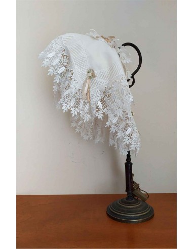 Lampada-da-tavolo-vintage-in-ottone-con-paralume-in-pizzo-e-ricami-1