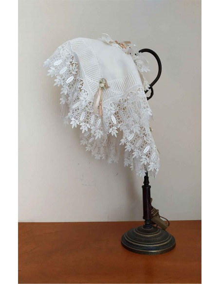 Lampada-da-tavolo-vintage-in-ottone-con-paralume-in-pizzo-e-ricami-1