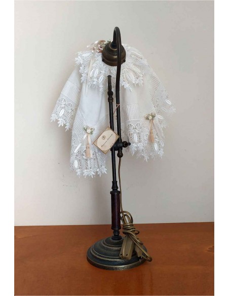 Lampada-da-tavolo-vintage-in-ottone-con-paralume-in-pizzo-e-ricami-2