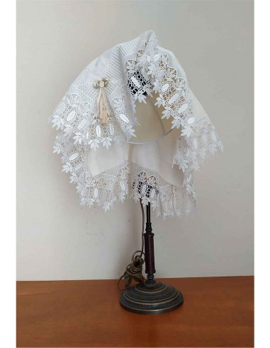 Lampada-da-tavolo-vintage-in-ottone-con-paralume-in-pizzo-e-ricami-3