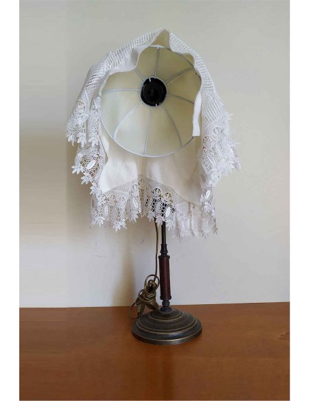 Lampada-da-tavolo-vintage-in-ottone-con-paralume-in-pizzo-e-ricami-4