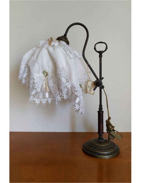Lampada-da-tavolo-vintage-in-ottone-con-paralume-in-pizzo-e-ricami-5
