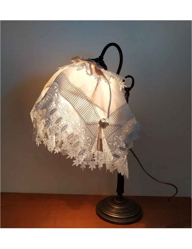 Lampada-da-tavolo-vintage-in-ottone-con-paralume-in-pizzo-e-ricami-7