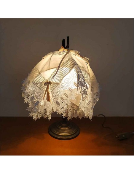Lampada-da-tavolo-vintage-in-ottone-con-paralume-in-pizzo-e-ricami-8