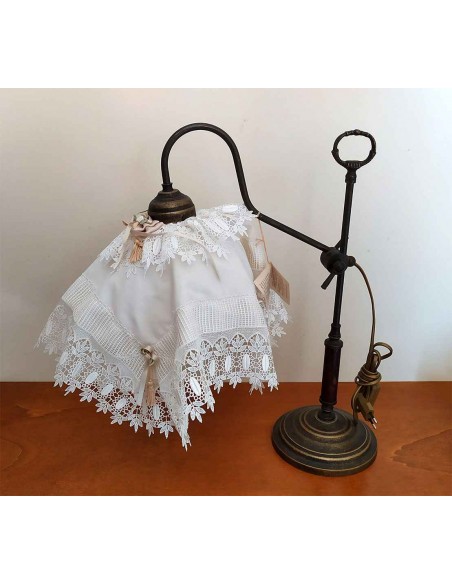 Lampada-da-tavolo-vintage-in-ottone-con-paralume-in-pizzo-e-ricami-6