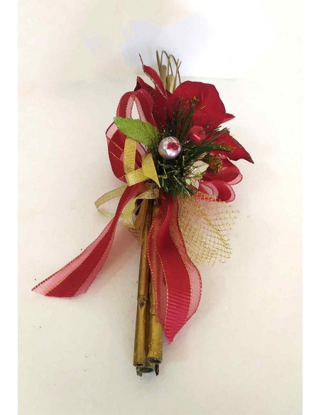 Decorazione-natalizia-con-stella-di-natale-rossa-e-nastri-oro-2