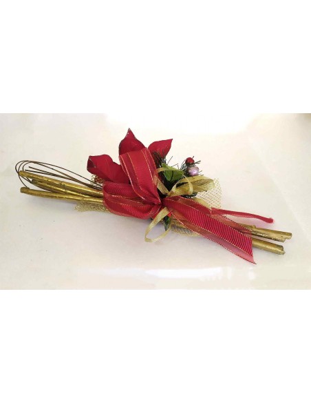 Decorazione-natalizia-con-stella-di-natale-rossa-e-nastri-oro-3