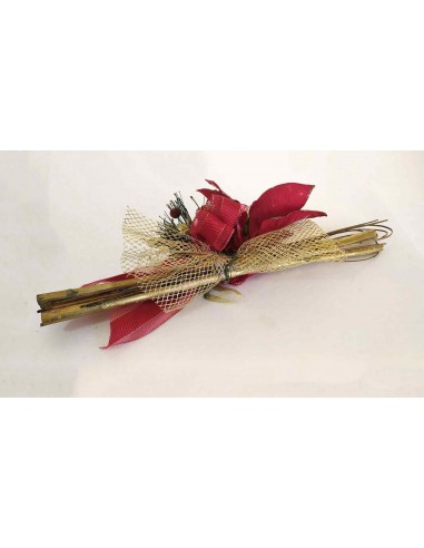 Decorazione-natalizia-con-stella-di-natale-rossa-e-nastri-oro-4