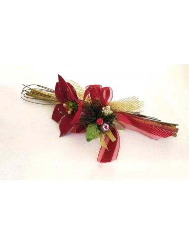 Decorazione-natalizia-con-stella-di-natale-rossa-e-nastri-oro-1