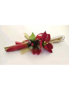 Decorazione-natalizia-con-stella-di-natale-rossa-e-nastri-oro