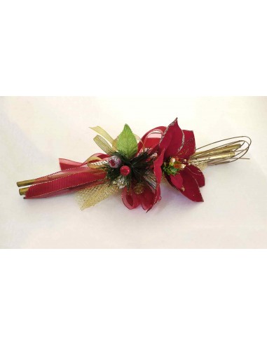 Decorazione-natalizia-con-stella-di-natale-rossa-e-nastri-oro