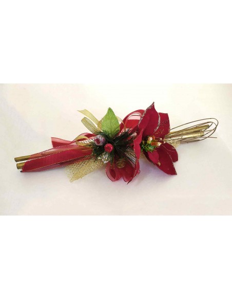 Decorazione-natalizia-con-stella-di-natale-rossa-e-nastri-oro