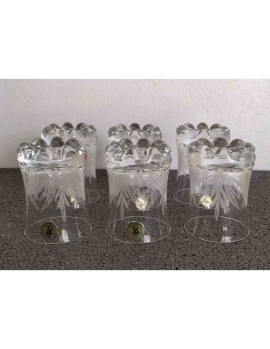 Set-6-bicchieri-bibita-in-vetro-vintage-decoro-inciso-a-foglia-parte-inferiore-1