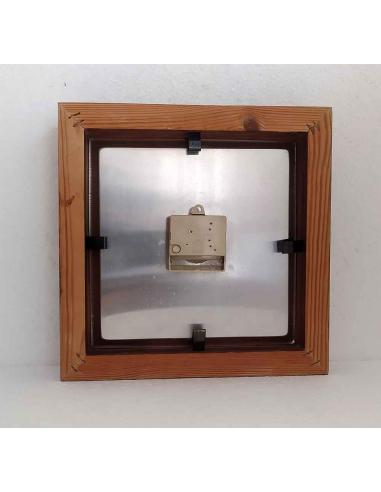 Vista posteriore orologio da parete quadrato legno scuro 26x26 cm quadrante oro