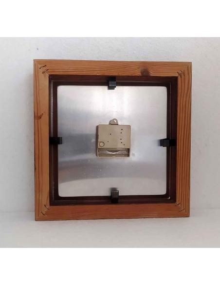 Vista posteriore orologio da parete quadrato legno scuro 26x26 cm quadrante oro