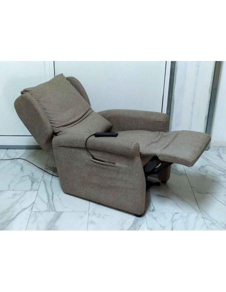 Poltrona Alzapersona Vitarelax Romeo 2 Motori Elettrica PMUA006 con schienale basso e poggiaipiedi alzato