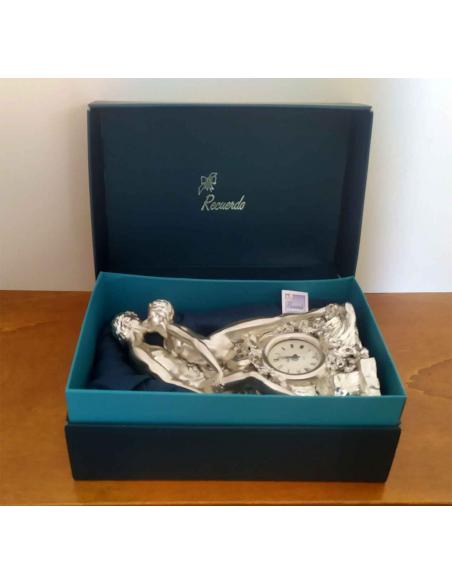 Orologio da Tavolo in Resina Argentata Scultura coppia amanti Recuerdo, vista in confezione