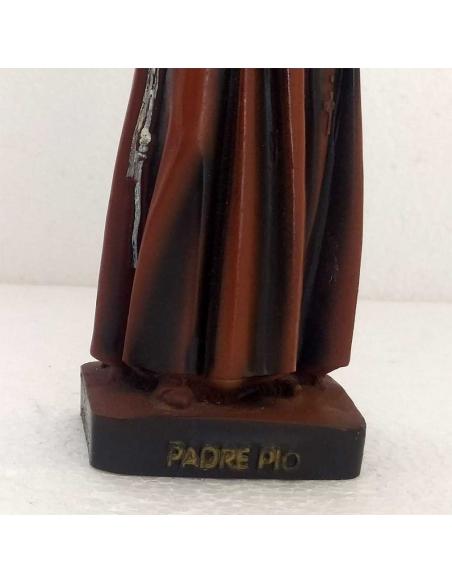 Statua Padre Pio in Resina 26 cm con Guanti e Saio, dettaglio parte inferiore.