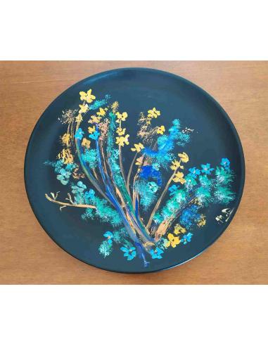 Piatto in Ceramica Decorativo Nero con Dipinto Floreale Artigianale, vista dall'alto.