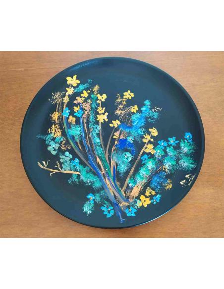 Piatto in Ceramica Decorativo Nero con Dipinto Floreale Artigianale, vista dall'alto.