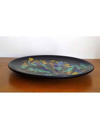 Piatto in Ceramica Decorativo Nero con Dipinto Floreale Artigianale, vista di profilo.