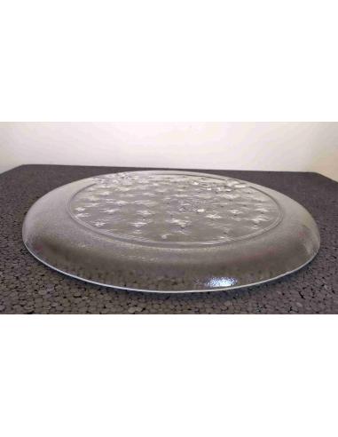 Piatto da portata in Vetro Trasparente Decorato con Farfalle | 31,3 cm, parte inferiore su piano grigio.