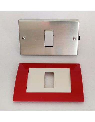 Particolare esterno del vecchio punto luce con la nuova placca.