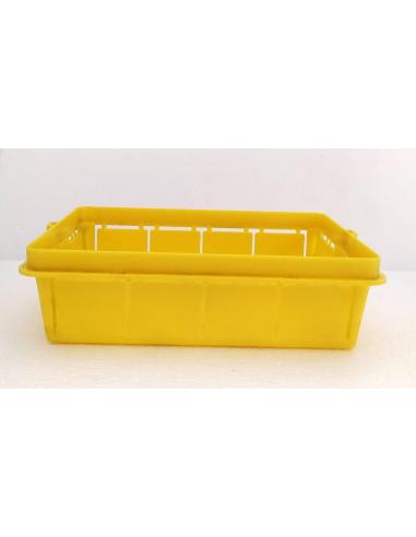 Particolare laterale Scatola da incasso in plastica gialla Marlanvil per centralino elettrico modulare da 8-10 moduli.