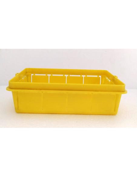 Particolare laterale Scatola da incasso in plastica gialla Marlanvil per centralino elettrico modulare da 8-10 moduli.
