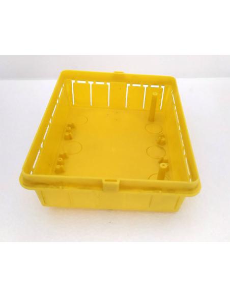 Vista parte laterale corta Scatola da incasso in plastica gialla Marlanvil per centralino elettrico modulare da 8-10 moduli.