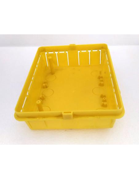 Vista interna Scatola da incasso in plastica gialla Marlanvil per centralino elettrico modulare da 8-10 moduli.