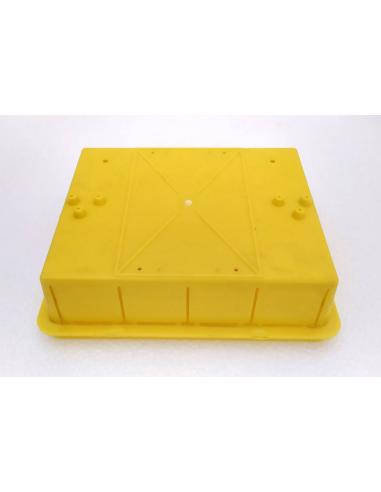 Vista posteriore e laterale Scatola da incasso in plastica gialla Marlanvil per centralino elettrico modulare da 8-10 moduli.