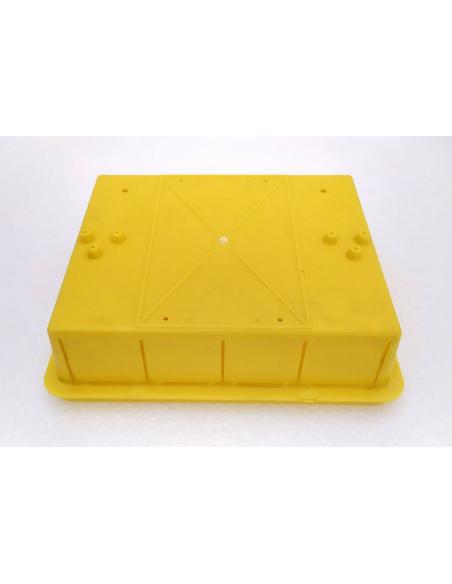 Vista posteriore e laterale Scatola da incasso in plastica gialla Marlanvil per centralino elettrico modulare da 8-10 moduli.