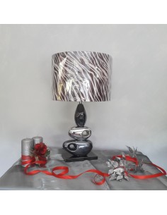 LAMPADA DA TAVOLO IN CERAMICA CON PARALUME ZEBRATO-Effetto giorno