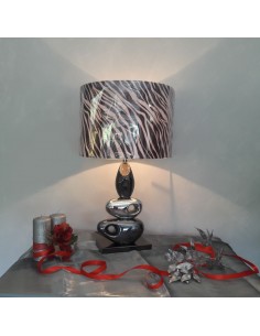 LAMPADA DA TAVOLO IN CERAMICA CON PARALUME ZEBRATO-Effetto giorno 2