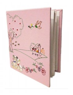 Album-porta-foto-rosa-ricamato-semi-aperto-16112R