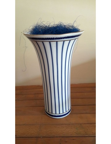 Vaso-porcellana-bianca-Royal-con-righe-blu-e-dettagli-oro