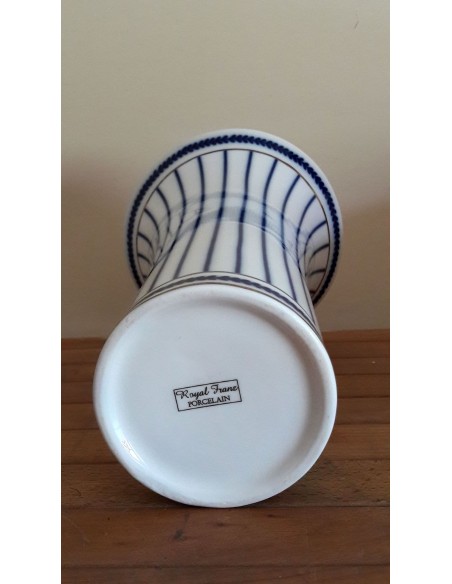 Vaso-porcellana-bianca-Royal-con-righe-blu-e-dettagli-oro-3