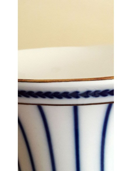 Vaso-porcellana-bianca-Royal-con-righe-blu-e-dettagli-oro-4