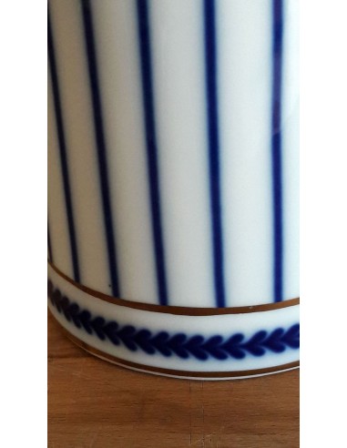 Vaso-porcellana-bianca-Royal-con-righe-blu-e-dettagli-oro-5