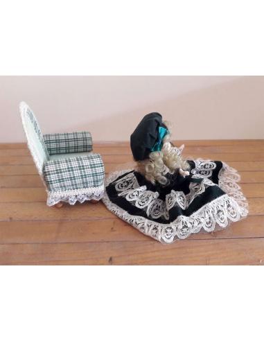 Bambola-Ceramica-Collezione-con-Poltrona-verde-bosco-3