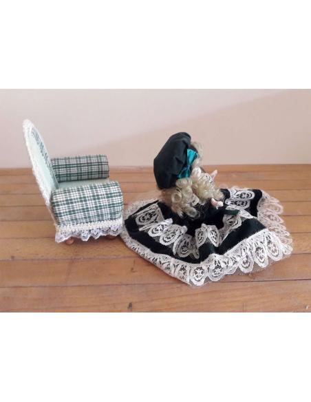 Bambola-Ceramica-Collezione-con-Poltrona-verde-bosco-3