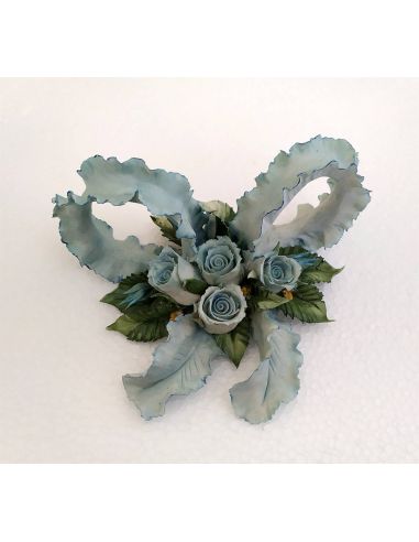 Bouquet-fiori-con-fiocco-in-Capodimonte-celeste