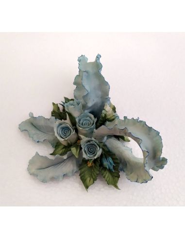 Bouquet-fiori-con-fiocco-in-Capodimonte-celeste-1